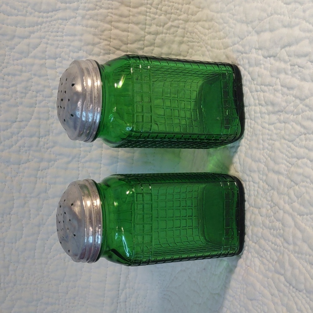 Owens Illinois Hoosier Glass Green Salt Pepper Shakers Metal Lids Set Vintage
